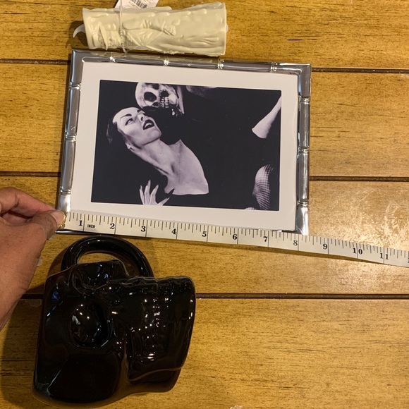 Vampira Silver Photo Frame w Black Skull Mug & cream Candle Halloween decor - Picture 15 of 16
